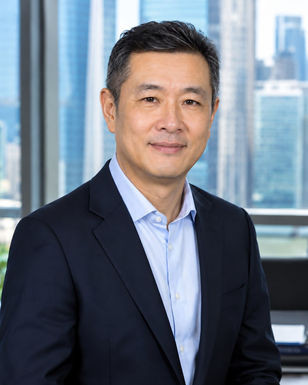 Portrait of Lin Haifeng with a city backdrop